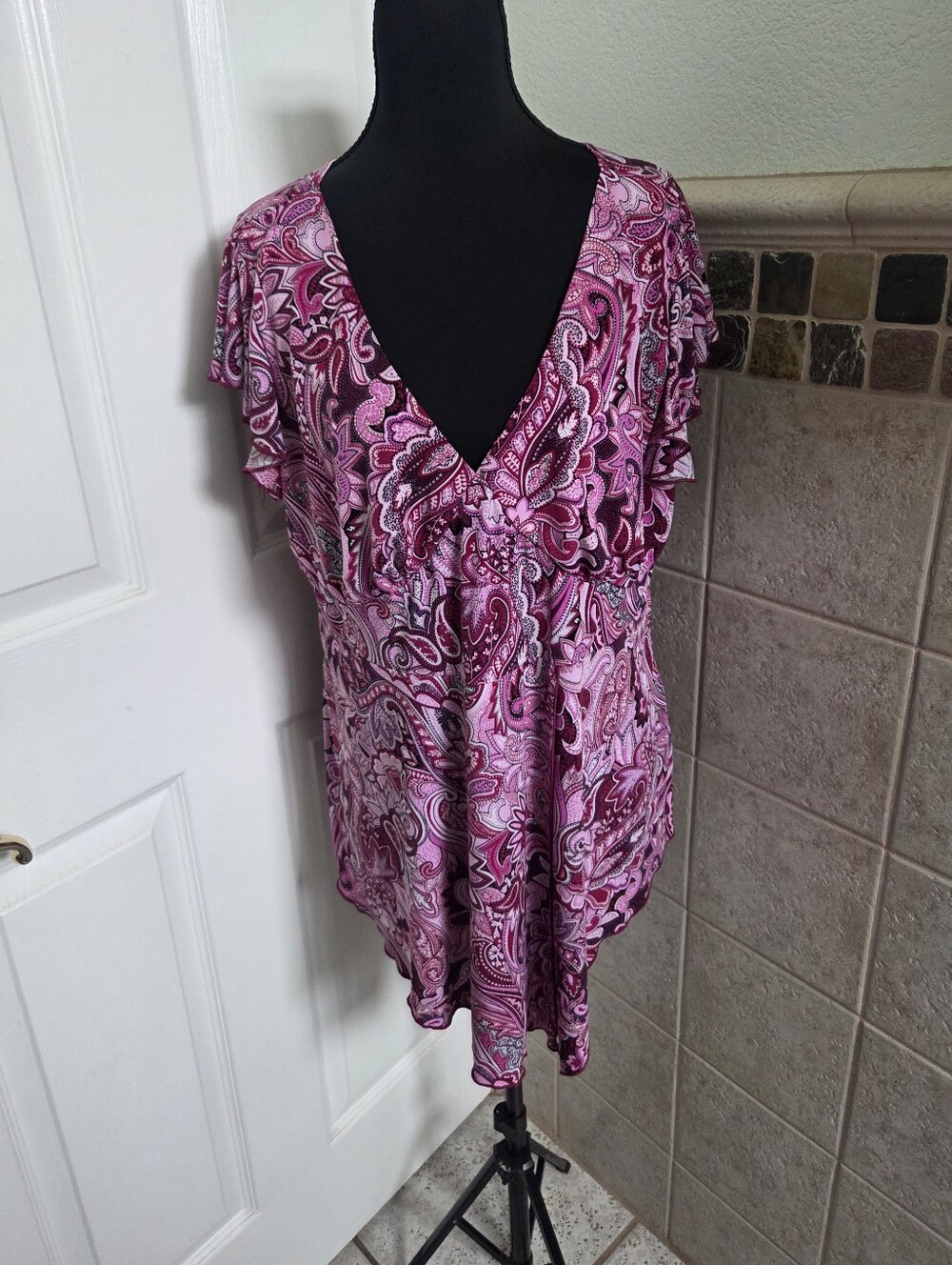 Y2K Pink paisley ruffle trim and V-neckline top Size XL paisley feminine Flirty
